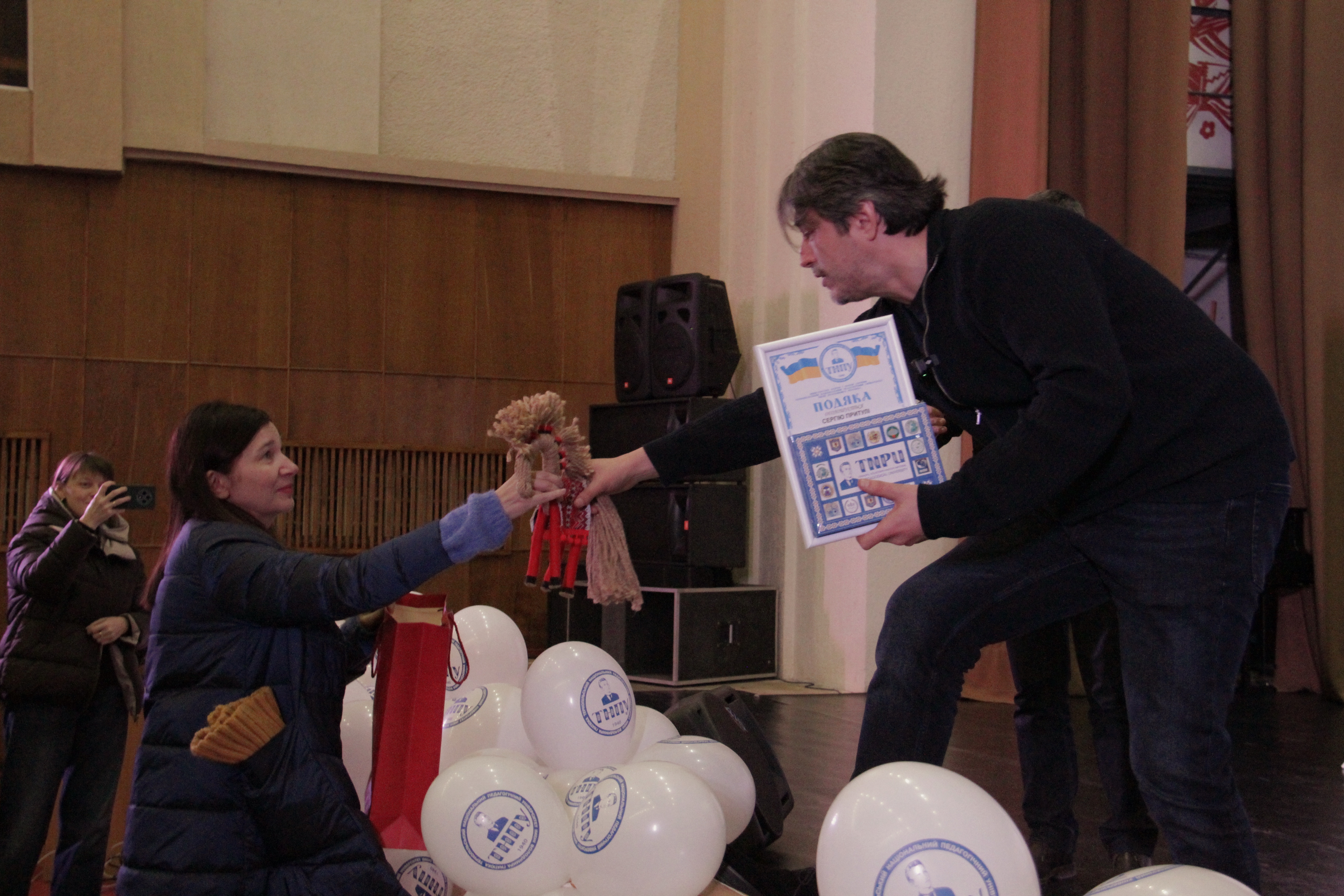 Uchasnytsia zustrichi daruie podarunok